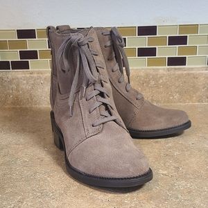 New/Out of Box - CLARKS - Cute Tan Lace-up Comfort Boots with Side Zip - Sz 9.5